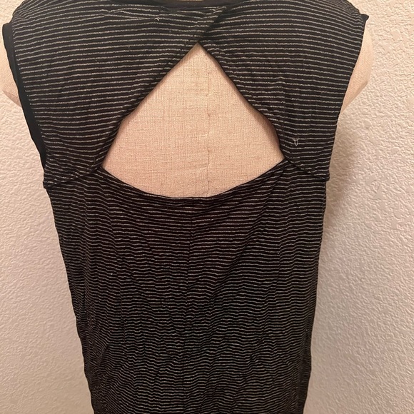 Sleeveless black shirt from Old Navy - Picture 3 of 6